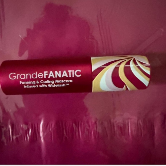 ❤️ 3/$25 Grande GrandeFANATIC Fanning & Curling Mascara Infused with Widelash - Picture 2 of 7